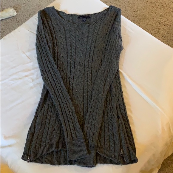 Gray sweater. - Picture 1 of 4